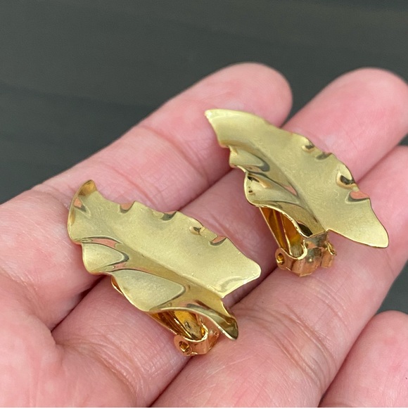 Vintage Unsigned Gold-tone Leaf Lightweight Clip On Earrings - Picture 5 of 10
